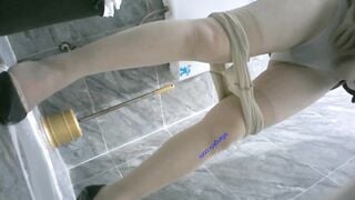 Vào nhà vệ sinh nữ quay lén đồng nghiệp đái