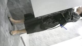 Vào nhà vệ sinh nữ quay lén đồng nghiệp xinh lồn múp đái phần 1