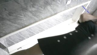 Vào nhà vệ sinh nữ quay lén đồng nghiệp xinh lồn múp đái phần 2