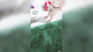 Quay lén chị dâu tắm bị phát hiện