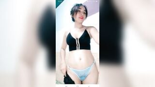 Gái xinh livestream nhún nhảy show hàng 3