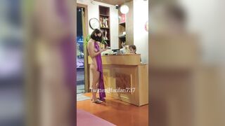Em gái thích khoả thân chỗ công cộng