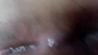 Vừa ấn 1 cái thôi mà nước rỉ tràn lan rồi có ai muốn bú cái lồn ẩm ướt này ko?