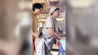 Dì út đang nấu ăn cũng không yên với thằng cháu họ vén váy dì lên đụ cho bằng được.