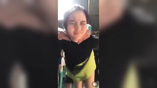 Dì út nhăn mặt khi bị thằng cháu họ 2k10 đụ dập liên tục từ phía sau.