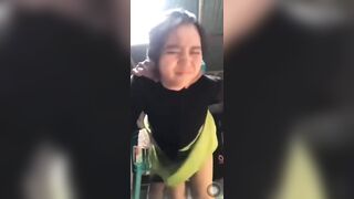 Dì út nhăn mặt khi bị thằng cháu họ 2k10 đụ dập liên tục từ phía sau.