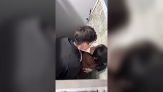 Hết chổ địt nhau ha gì mà vào WC công cộng địt nhau bị quay lén