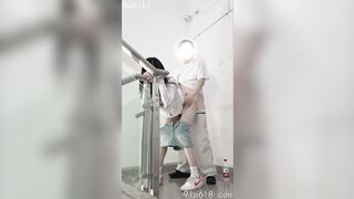 Kéo quần bạn học xuống đầu gối rồi Doggy ở cầu thang đi bộ