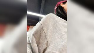 Tập gym mặc Legging Lườm Bói Bó sát Lồn, Gái Xinh vào WC Public Thủ dâm live sex rên