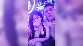 Karaoke tay vịn bóp vú em tiếp viên