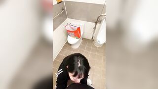Đi đái bị dượng bắt bú cu rồi mới cho đái