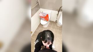 Đi đái bị dượng bắt bú cu rồi mới cho đái