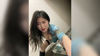 Máy bay nội địa Trung phô dâm public giữa cầu thang