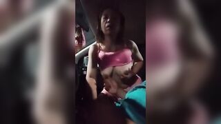 Chơi em hàng xóm trong ô tô bú vú mút cặc dâm đãng kích thích