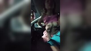 Chơi em hàng xóm trong ô tô bú vú mút cặc dâm đãng kích thích