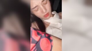 Địt em thư ký trên ô tô lồn non múp không lông