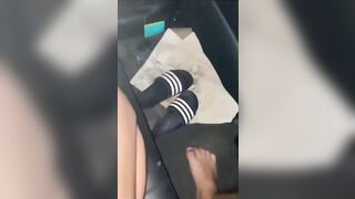 Địt em thư ký trên ô tô lồn non múp không lông