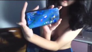 Em xinh cởi trần đánh liên quân
