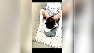 Quay lén 2 em học sinh nữ bú lồn trong nhà vệ sinh sướng vl ra