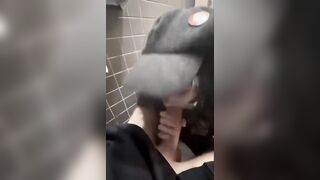 " Bú cu cho t ở đấy thích không - nhà vệ sinh quán cà phê luôn"