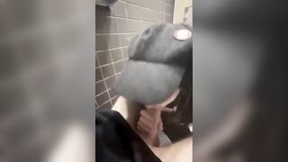 " Bú cu cho t ở đấy thích không - nhà vệ sinh quán cà phê luôn"