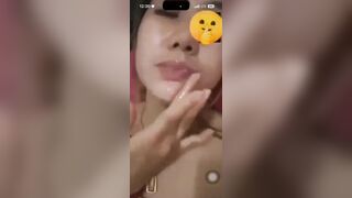 Gái dâm cinh móc lồn rồi bú mút ngon tay dâm đãng gọi video cho trai