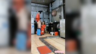 Vc Tranh thủ nấu đồ ăn đêm thì ăn buồi luôn