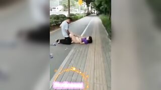Em gái bị hiếp dâm giữa đường