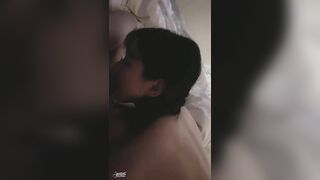 Nằm coi phim cho hai chị em phục vụ