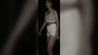 Em gái cởi đồ public ngoài đường