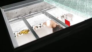 Quay lén em hàng xóm hay tắm đêm qua cửa sổ phòng tắm nhà e,phòng thủ hớ hênh quá