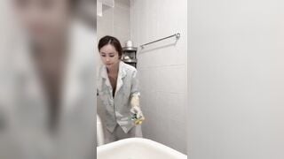 Chị rau xinh không mặc áo lót lộ vú đẹp trong nhà tắm
