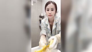 Chị rau xinh không mặc áo lót lộ vú đẹp trong nhà tắm