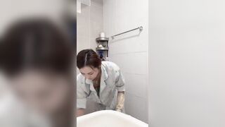 Chị rau xinh không mặc áo lót lộ vú đẹp trong nhà tắm