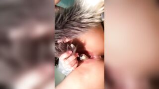 Dùng duôi giả thủ dâm làm lồn em rỉ đầy nước