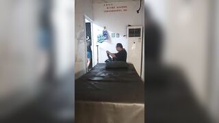 Đi massage khỏe mà chị kĩ thuật viên làm nứng quá nên gạ chị sóc lọ cho sờ vú #5