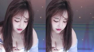 Gái Hàn mặt baby nhảy gợi dục khoe vú to