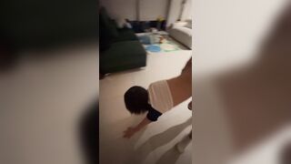 Bị anh họ doggy bế đi khắp nhà