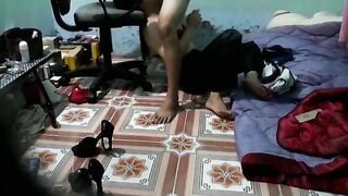Qua trọ bắt nhỏ bạn thân cởi áo bú cu
