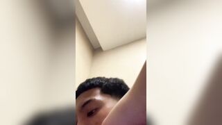 Đang đi chơi em họ nứng cặc rũ chị gái vào toilet công cộng đụ nhau vội vàng.