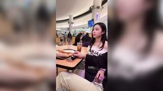 Quay tay cho Ny ở TTTM đông người