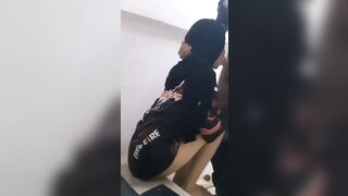 Em sinh viên xinh quàng khắn bú mút con cặc của người yêu ở cầu thang phòng trọ
