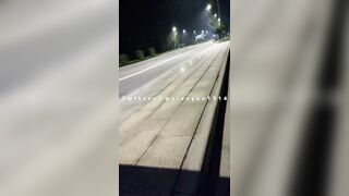 Dâm nữ lần đầu khoe hàng public ngoài đường nên còn ngại vừa thấy xe đến đã núp
