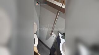 Đi chơi cùng nhỏ b thân mà nứng quá nên gạ nhỏ vào nvs công cộng bú cu bắn vào mồm