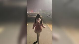 Dắt bé học sinh loli ra đường lúc nữa đêm để vén áo lên quay clip khoe vú nhỏ