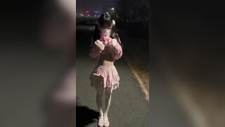 Dắt bé học sinh loli ra đường lúc nữa đêm để vén áo lên quay clip khoe vú nhỏ