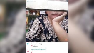 Chat sex với em teen dâm vú bự trên OmeTV vừa xem e lè lưỡi vừa xem cặp vú bự của em