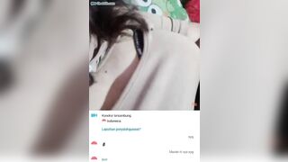 Chat sex với em teen dâm vú bự trên OmeTV vừa xem e lè lưỡi vừa xem cặp vú bự của em