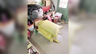 Em gái xinh đẹp đến bán dâm cho lão già chủ vựa phế liệu với giá 700k.