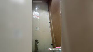 Cam kín quay lén trong nhà vệ sinh mới nhất quay lén các em teen tq cực xinh